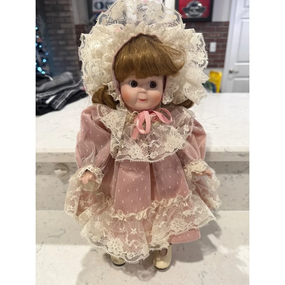Vintage Mann 1989 Porcelain Doll Pink Lace Dress Bonnet Collectible Toy‎